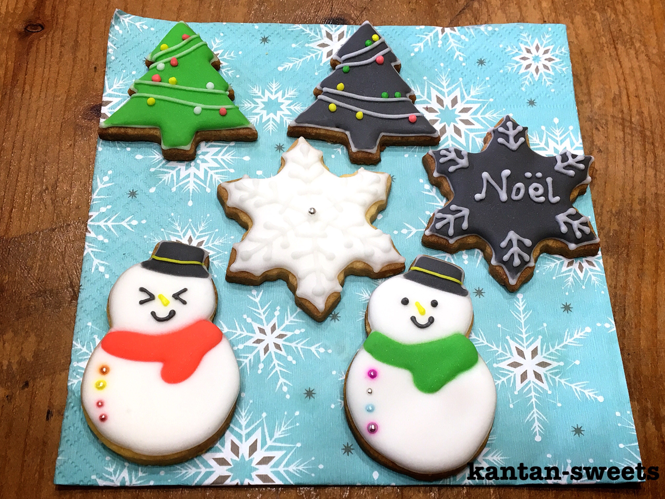クリスマスのアイシングクッキーデザインは可愛らしいツリーと雪だるまと雪の結晶