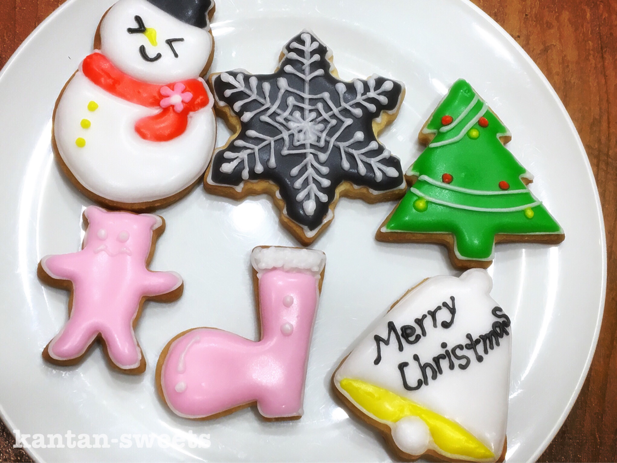 クリスマスのアイシングクッキーデザインは可愛らしいツリーと雪だるまと雪の結晶